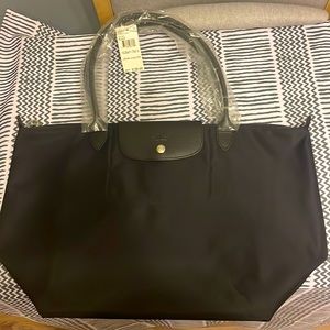 New Longchamp classic black bag with zipper closure